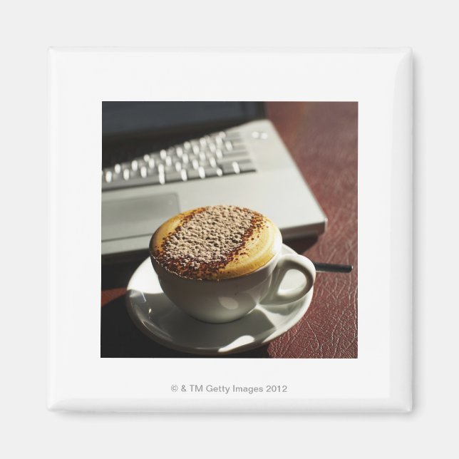 Cappuccino framför bärbara magnet (Framsidan)