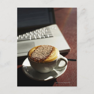 Cappuccino framför bärbara vykort