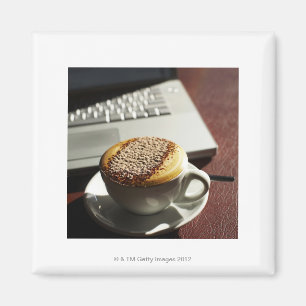 Cappuccino framme av bärbar dator magnet