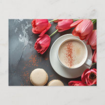 Cappuccino und Macarons umringt von Tulpen 