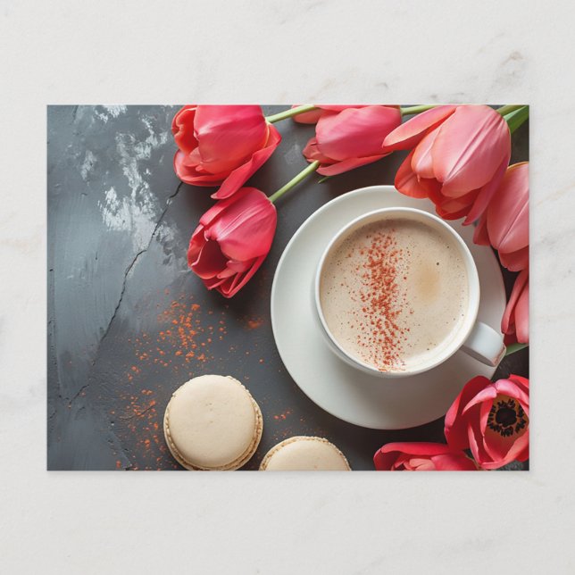 Cappuccino und Macarons umringt von Tulpen  Vykort (Framsida)