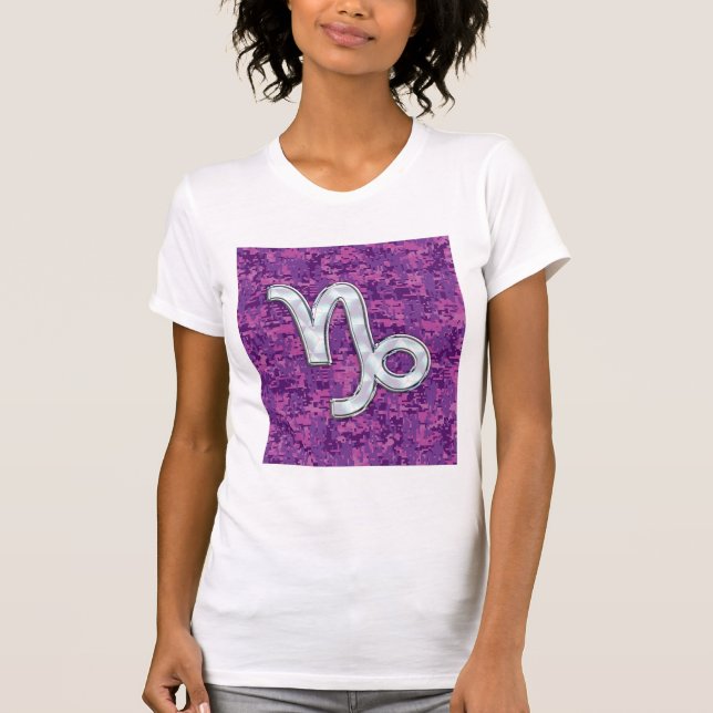 Capricorn Zodiac Symbol Fuchsia Digital Camouflage Tee (Framsida)