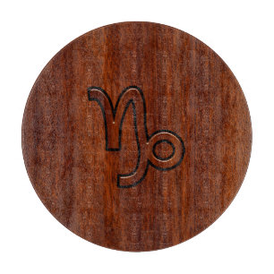 Capricorn Zodiac Symbol i Mahogany Wood Stil