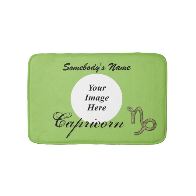 Capricorn Zodiac Symbol Inslag av K Yoncich Badrumsmatta (Framsidan)