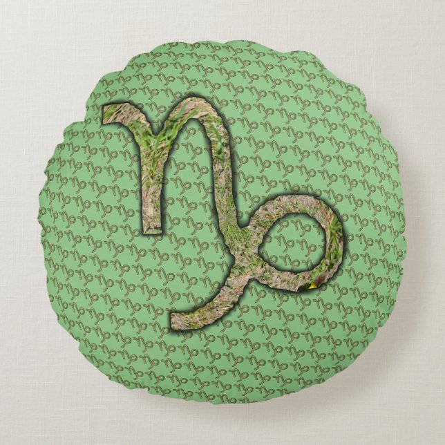 Capricorn Zodiac Symbol Inslag av K Yoncich Rund Kudde (Framsidan)