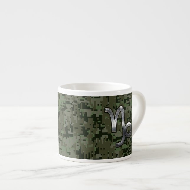 Capricorn Zodiac-tecken på Woodland Digital Camo Espressomugg (Framsida höger)