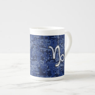 CapricornZodiacsymbol på blått Digital Camo Benporslin Mugg
