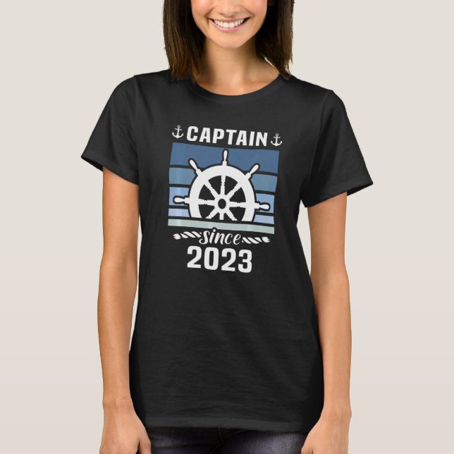 Captain 2023 Boat Driving Licence Motorboat Sailin T Shirt (Framsida)