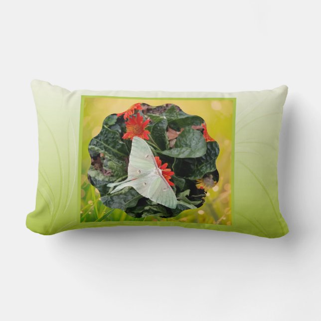Captivating Luna Moth Pillow Lumbarkudde (Framsida)