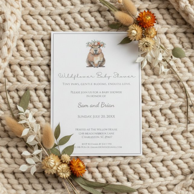 Capybara Baby Shower • Wildflower Boho Inbjudningar (Boho baby shower invitation with watercolor capybara and floral crown on cream knitted blanket)