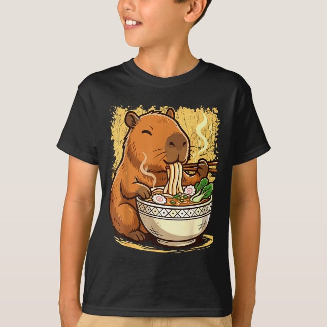 Capybara Eating Ramen Noodles  T Shirt (Framsida)