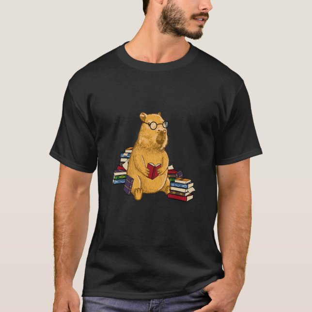 Capybara reading Books T Shirt (Framsida)
