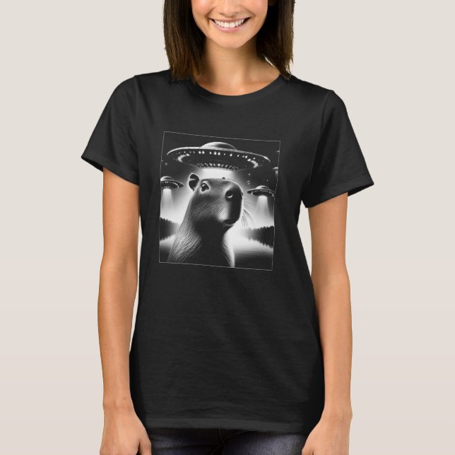 Capybara Selfie Invasion UFO Funny Capibara Motif T Shirt (Framsida)
