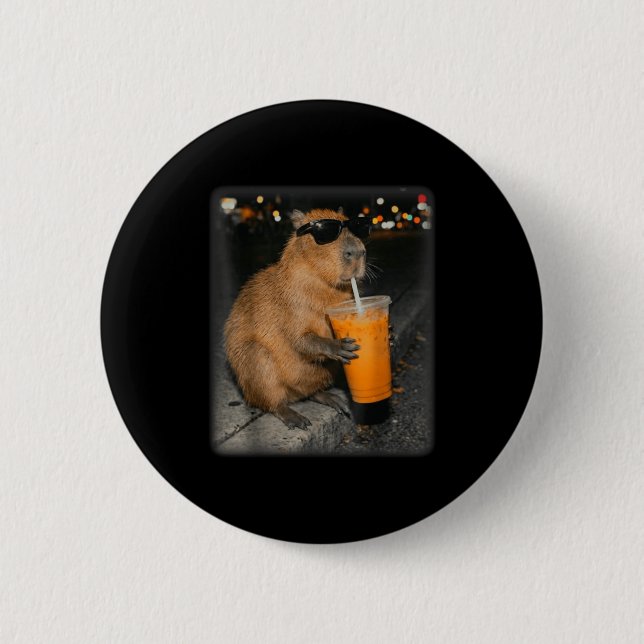 Capybara som dricker iskaffe rolig djur meme  knapp (Framsida)
