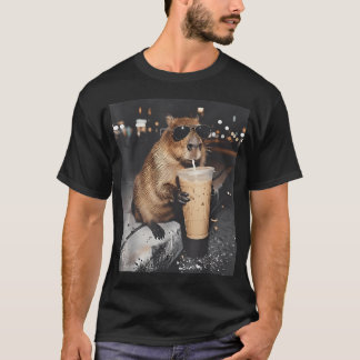 Capybara som dricker iskaffe Roligt djur T Shirt