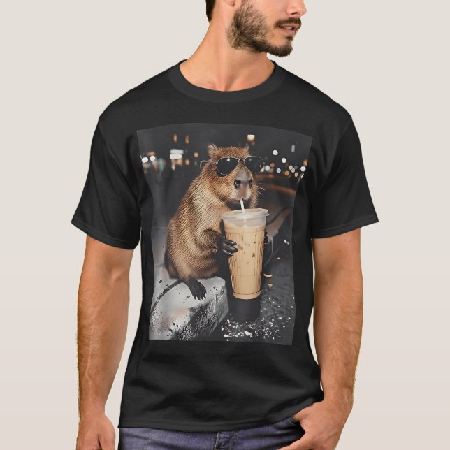 Capybara som dricker iskaffe Roligt djur T Shirt (Framsida)