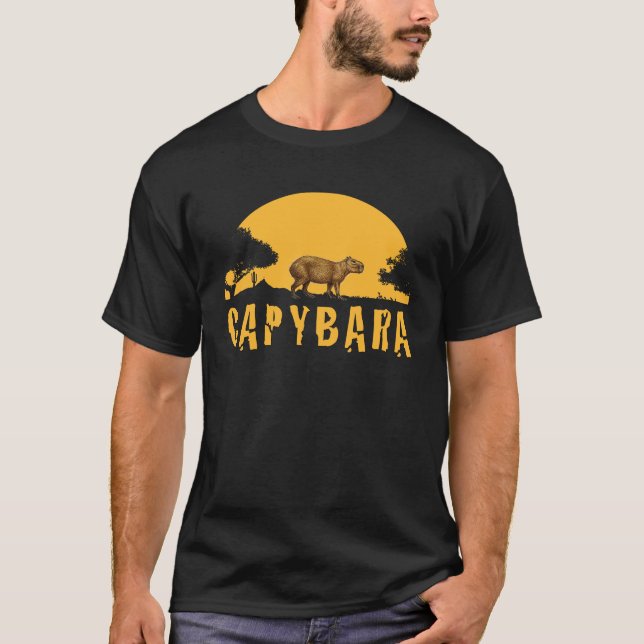 Capybara Sunset Tee Shirt (Framsida)