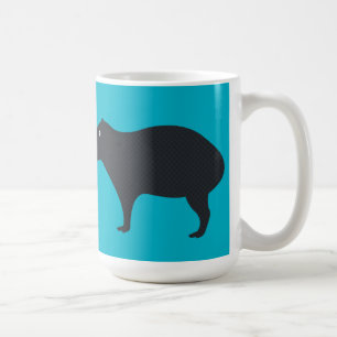 Capybaraen håller ögonen på muggen kaffemugg