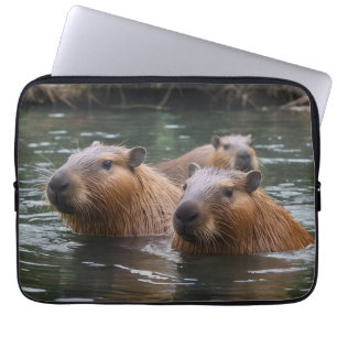 Capybaras simming i floden. laptop fodral