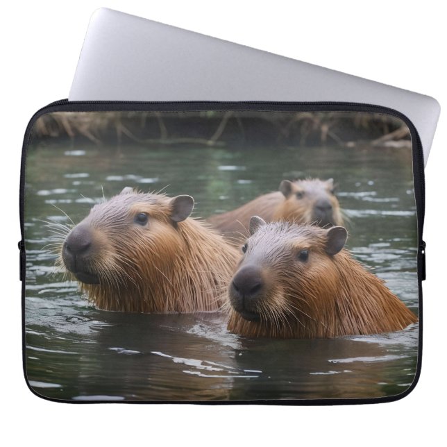 Capybaras simming i floden. laptop fodral (Framsidan)
