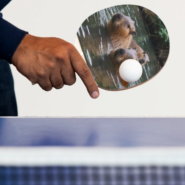 Capybaras simming i floden. pingisracket (Insitu)