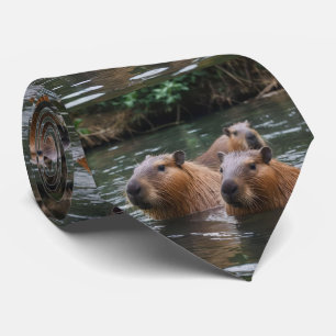 Capybaras simming i floden. slips