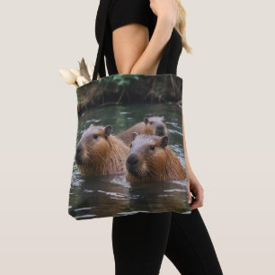 Capybaras simming i floden. tygkasse