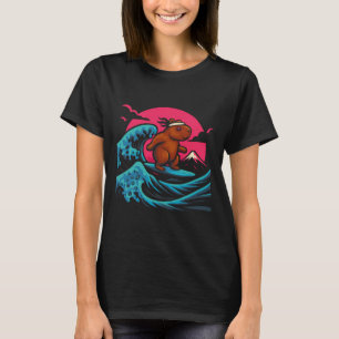 Capyra rider på vågor under rosa himmel Rolig somm T Shirt