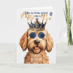 Caramel Labradoodle Kung för en daglig födelsedag Kort