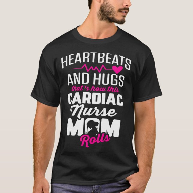 Cardiac Nurse Mom Cardiology Heartbeats and Hugs   T Shirt (Framsida)