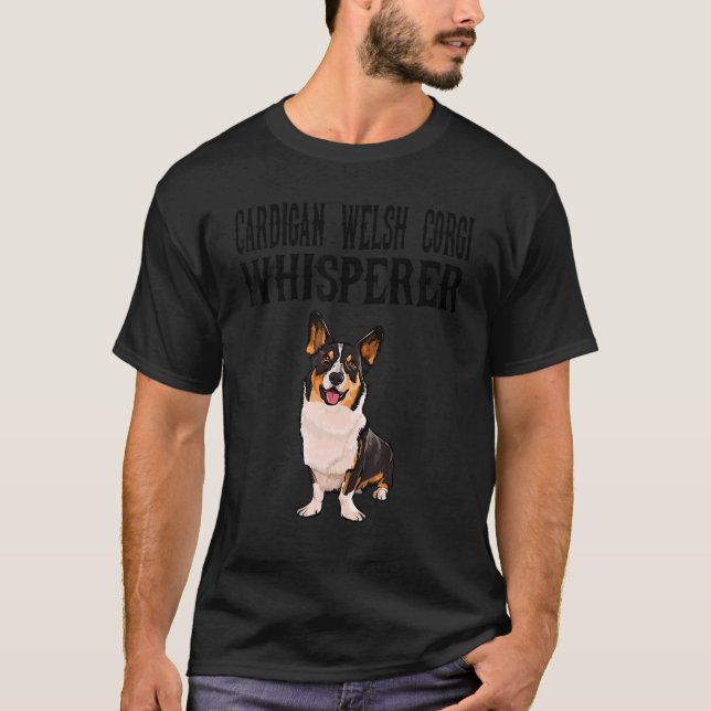 Cardigan Welsh Corgi Wisperer Hund T Shirt (Framsida)
