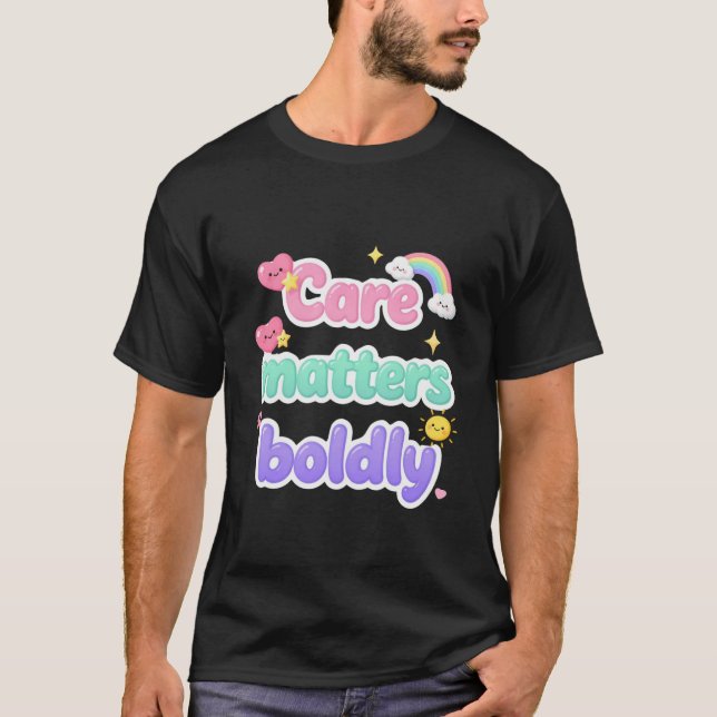 Care Matters Pastell Typografi T Shirt (Framsida)