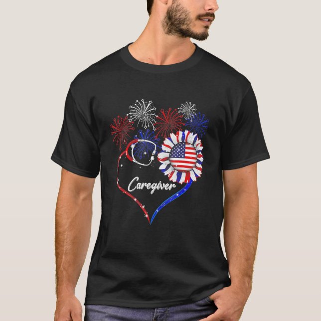 Caregiver Stethoscope Firework Sunros America T Shirt (Framsida)