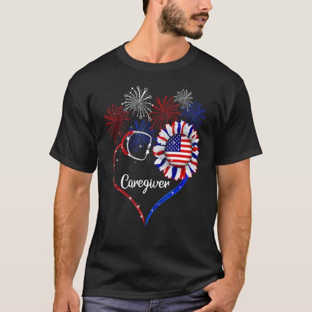 Caregiver Stethoscope Heart 4th of July USA Flag T Shirt (Framsida)