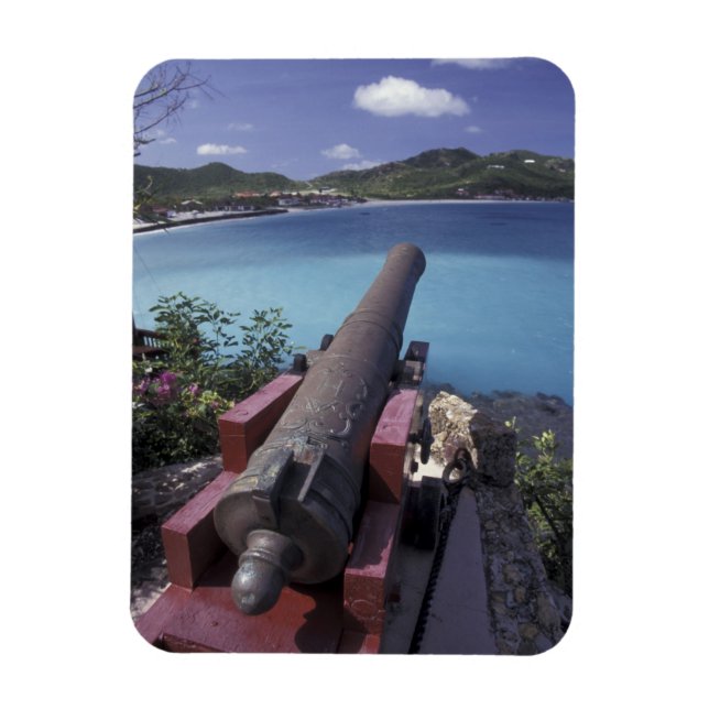 CARIBBEAN, St. Barts, Connon into Bay of Magnet (Vertikal)