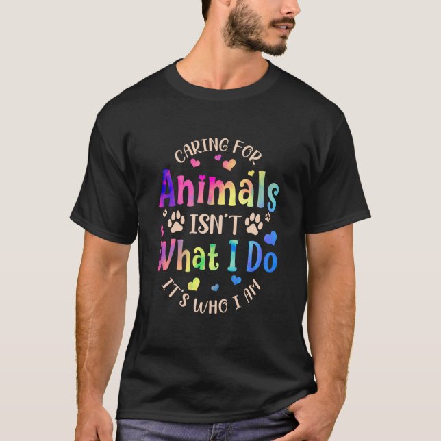 Caring For Animals Isn't what I Do It's Who Animal T Shirt (Framsida)