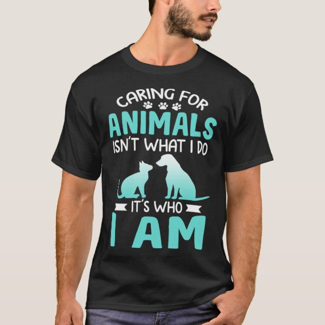 Caring For Animals Who I Am  Veterinarian Rescue T Shirt (Framsida)