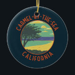 Carmel-by-the-Sea California Retro Distress Julgransprydnad Keramik<br><div class="desc">Carmel-by-the-Sea i en vektorkonst stil. Carmel-by-the-Sea är en liten strandstad på Kaliforniens Monterey-Peninsula. Det är känt för museerna och bibliotek i den historiska Carmel-Uppdrag.</div>