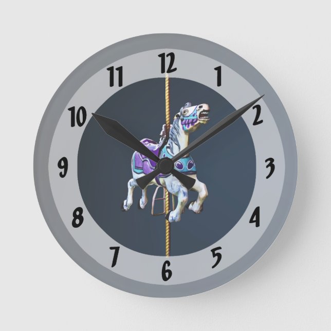 Carousel Horse Drapped in Lavender and Blue Rund Klocka (Framsida)