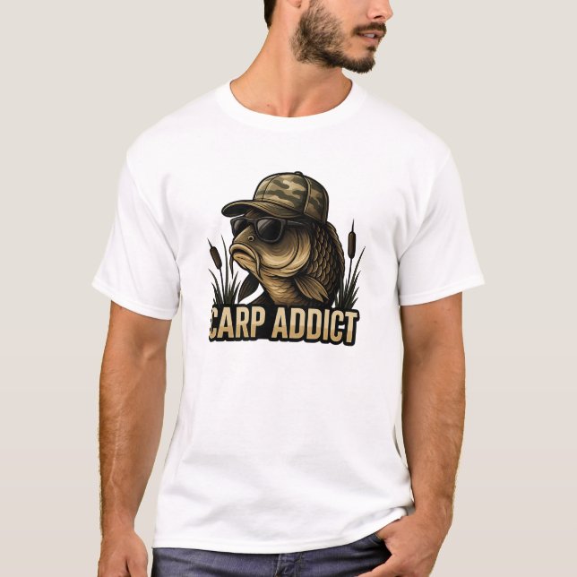 Carp Addict Funny Fishing Adventure T Shirt (Framsida)