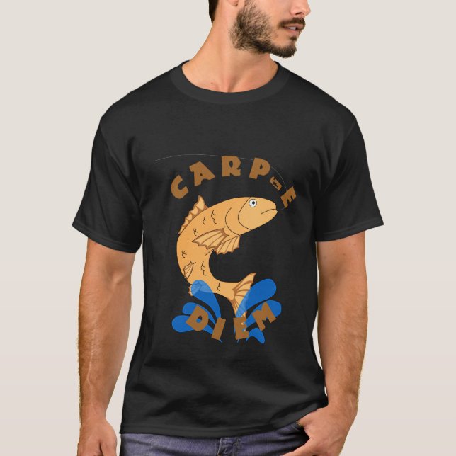 Carp e Diem T Shirt (Framsida)