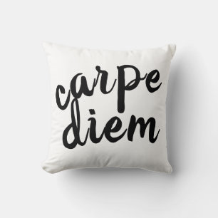 carpe diem black and white fold Citat modern Kudde