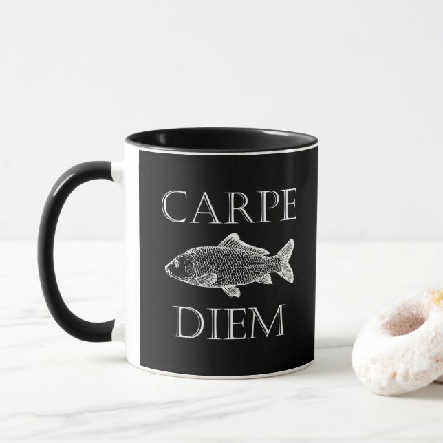 Carpe Diem griper förhalaren för dagCarpfisken Mugg (Med munk)