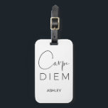CARPE DIEM | Svart hand Lettered Namn Typography Bagagebricka<br><div class="desc">Sikta på dagen! Det här är allt! Gör ditt liv fantastiskt! En vit bagagetagg med "Carpe Diem" i två svarta typsnitt: en underbar,  sexig,  handskriven kalligrafi-typografi och en vacker,  lätt elegant sans serif. Personlig med namn nedan. Kortets baksida har en kortplats för affärskortet. Snyggt,  modern och underbar!</div>