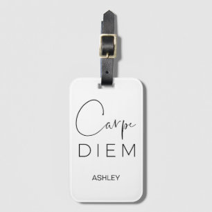 CARPE DIEM   Svart hand Lettered Namn Typography Bagagebricka