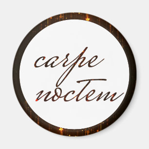 Carpe Noctem griper det latinska citationstecknet Magnet