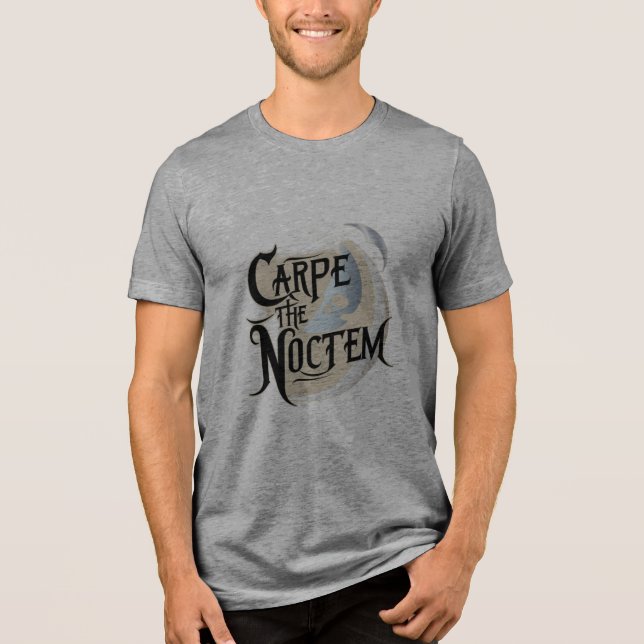 "Carpe Noctem" (Seize the Night) i fet blacklett T Shirt (Framsida)