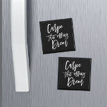 Carpe som ger ut Diem Hand lät citat Magnet<br><div class="desc">Ge själv en dubbla av motivation och humor med vår svarta och vita magnet med "karpe som utlöser diem" i handskriven stil borsttypografi. En roligt och modern tar över det klassiska latinska uttrycket.</div>