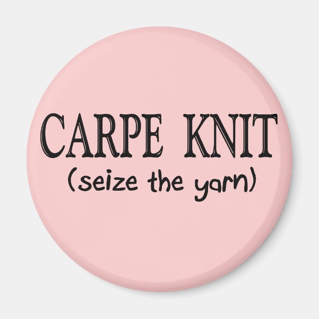 Carpe Sticka (Seize the Yarn) Knittergåvor Magnet (Framsidan)