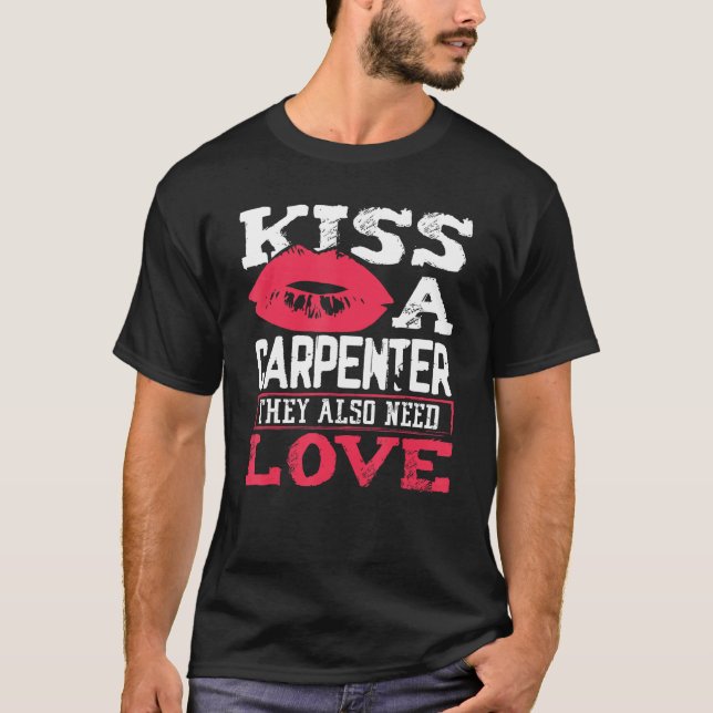 Carpentry Kiss A Carpenter Also Need Love Carpente T Shirt (Framsida)